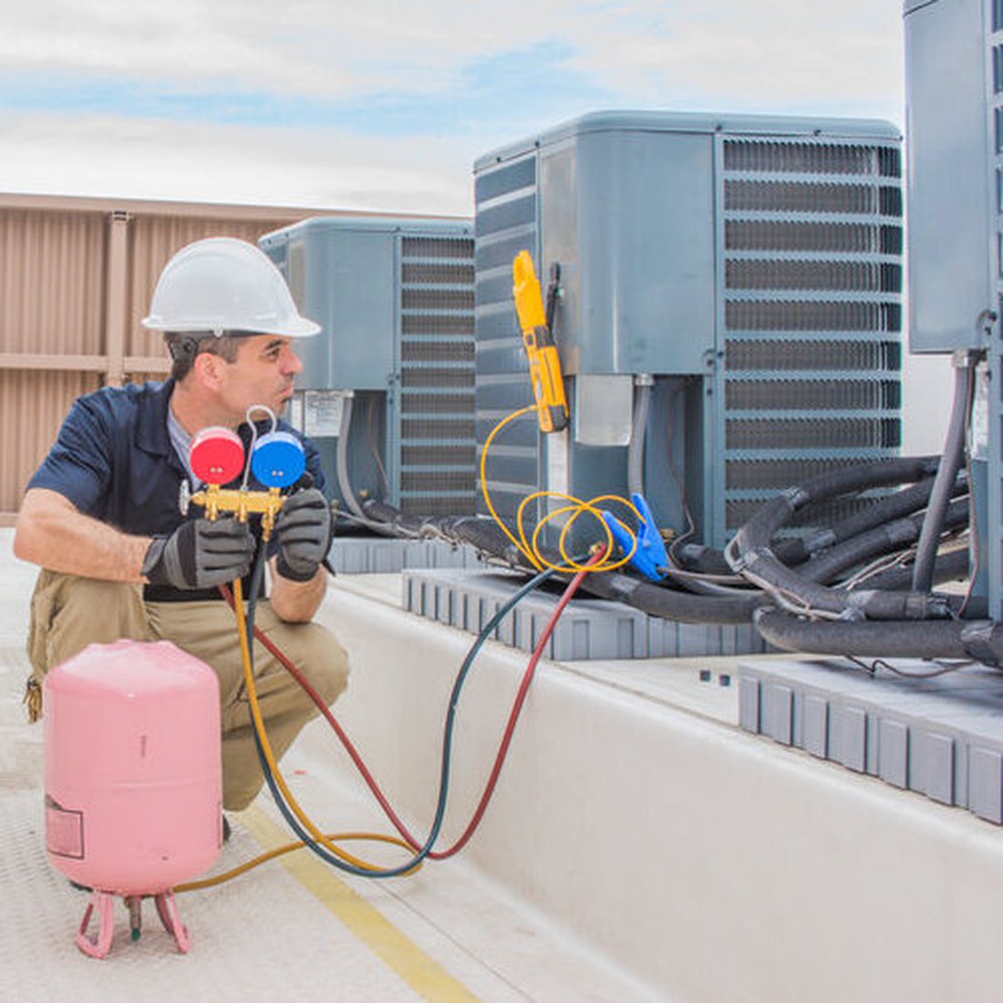 Rooftop air conditioning refrigerant recharge with manifold gauges